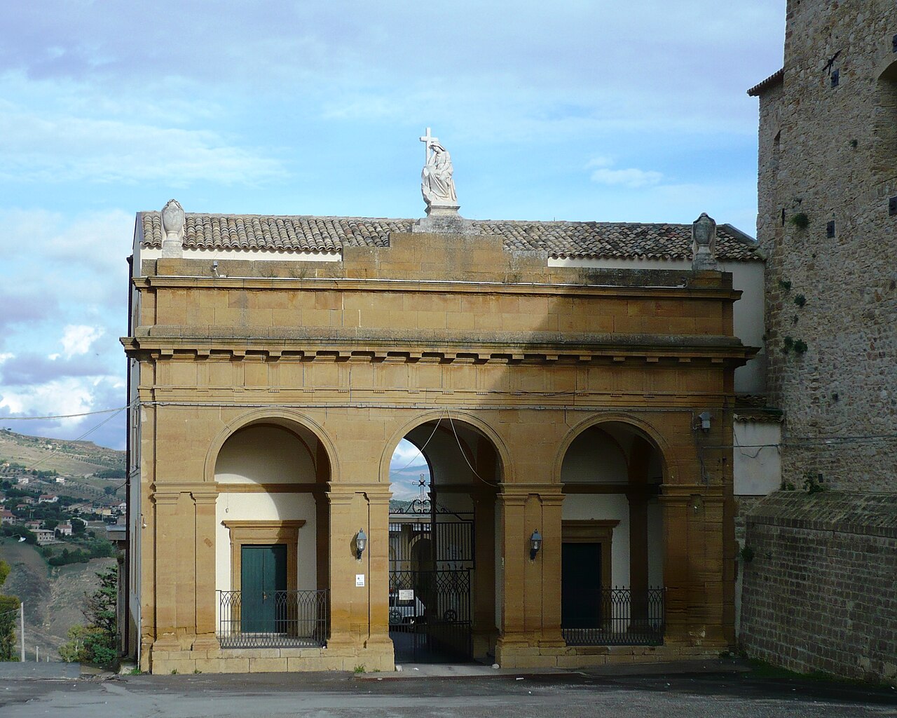 Al cimitero "Angeli" corone d'alloro per commemorare i defunti