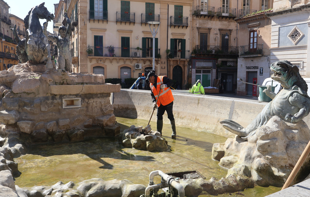 Fontana del Tritone, attività di pulizia e manutenzione in corso per analizzare le problematiche dell’impianto 