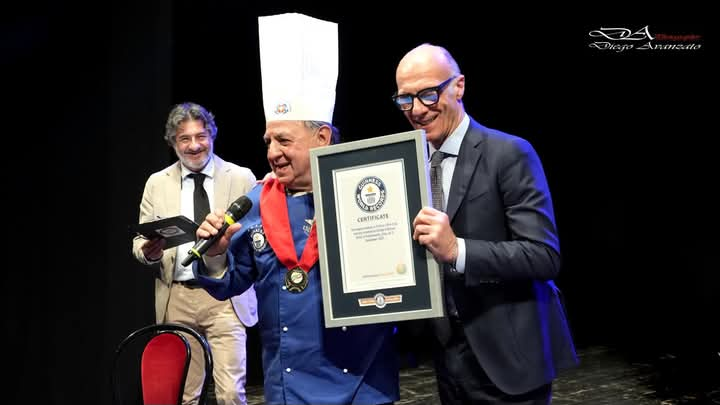 Le “Giacche bianche” alla consegna del Guinness World Records per il Cannolo più lungo del mondo