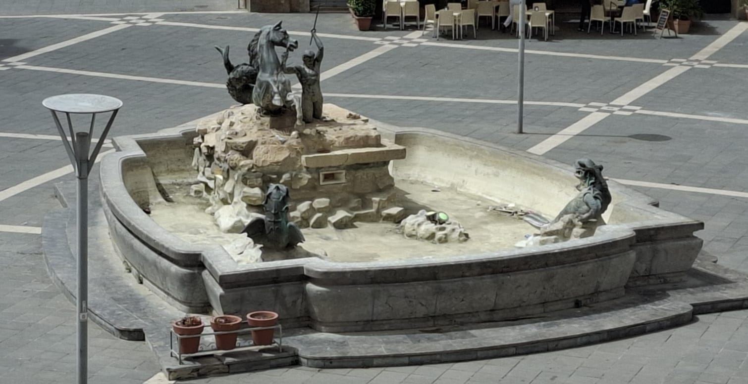 Ripulita la Fontana del Tritone di Tripisciano. Sindaco Tesauro: “Per mantenere la città pulita serve l’aiuto di tutti”
